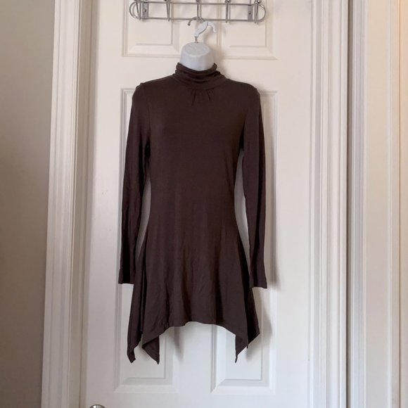 New Le Chateau soft Lightweight Turtleneck Long Sleeves Swing Dress - Picture 4 of 5